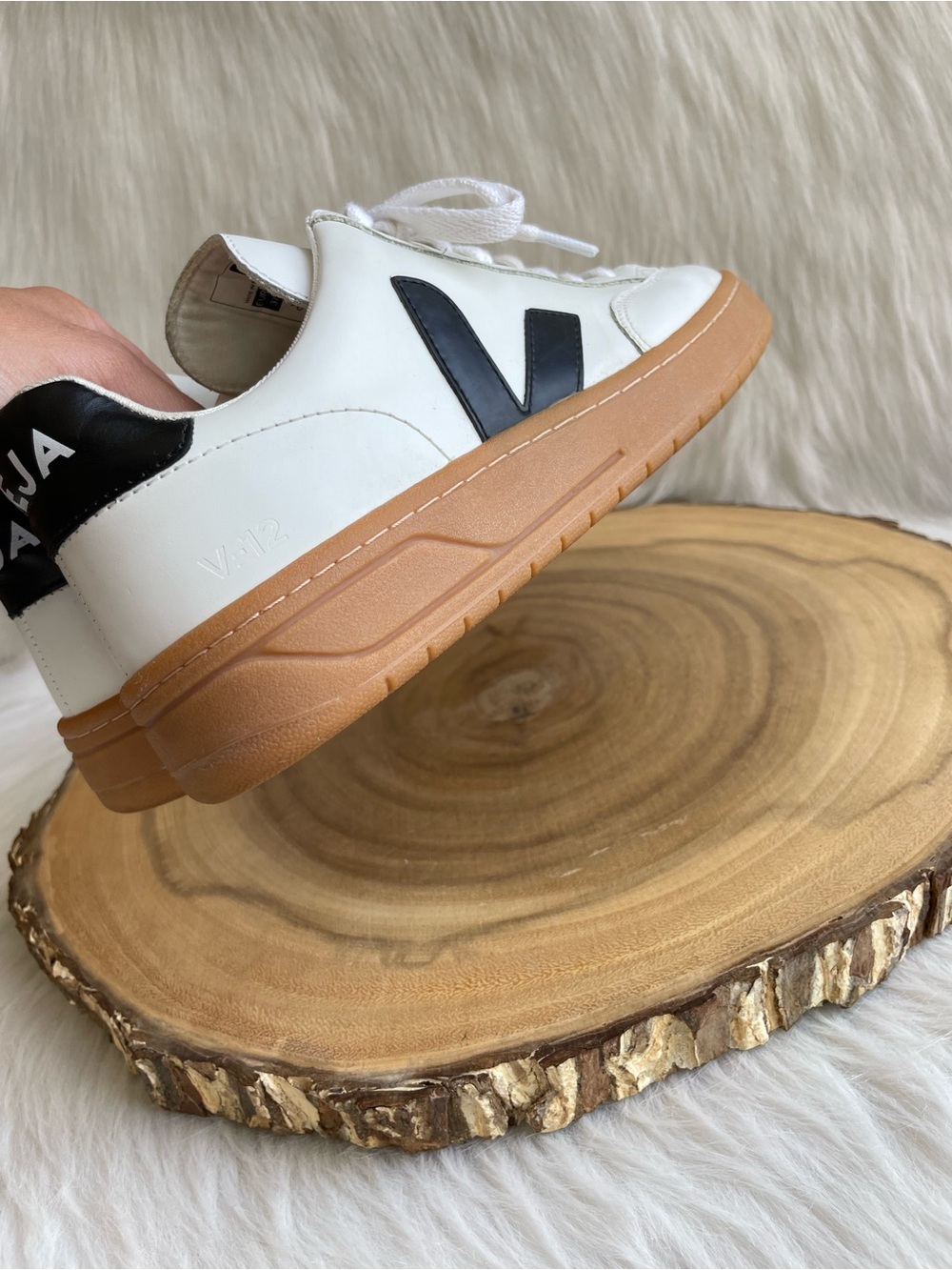 LIKE NEW Veja V-12 white leather sneakers - Picture 9 of 15